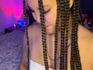 Live webcam model lillytillercam on Soda Cams