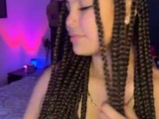 Live webcam model lillytillercam on Soda Cams