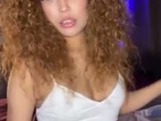 Live webcam model lillytillercam on Soda Cams