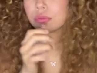 Live webcam model lillytillercam on Soda Cams