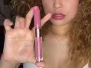 Live webcam model lillytillercam on Soda Cams