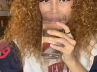 Live webcam model lillytillercam on Soda Cams