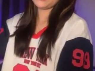 Live webcam model lillytillercam on Soda Cams