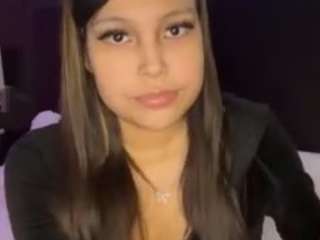 Live webcam model lillytillercam on Soda Cams