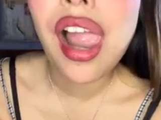 Live webcam model lillytillercam on Soda Cams