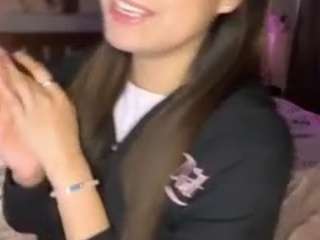 Live webcam model lillytillercam on Soda Cams