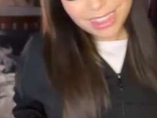 Live webcam model lillytillercam on Soda Cams