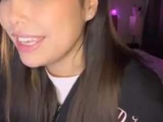 Live webcam model lillytillercam on Soda Cams