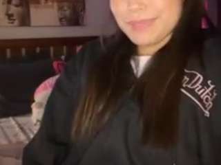 Live webcam model lillytillercam on Soda Cams