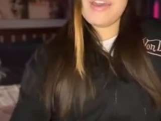 Live webcam model lillytillercam on Soda Cams