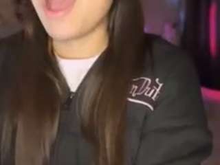 Live webcam model lillytillercam on Soda Cams