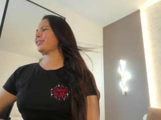 Ce modèle est en direct maintenant. samantha-17