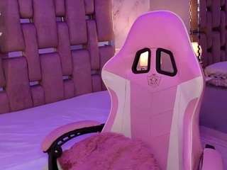 zharalux's CamSoda show and profile