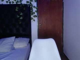 Image 1 of isa06, female webcam model,  years old, on live webcam