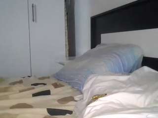 petite-danielle live cam preview