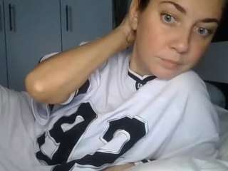 petite-danielle live cam preview