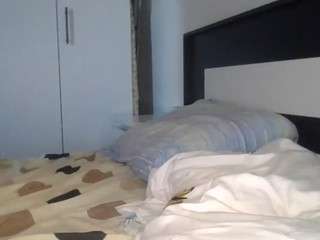 petite-danielle live cam preview