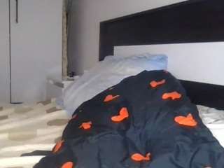 petite-danielle live cam preview