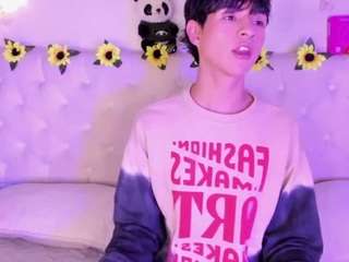 aleaurarashi's CamSoda show and profile