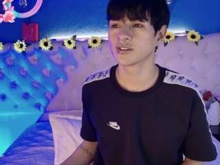 aleaurarashi's CamSoda show and profile