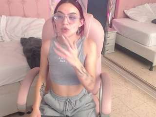 Model ini sedang live sekarang. red-kytty6