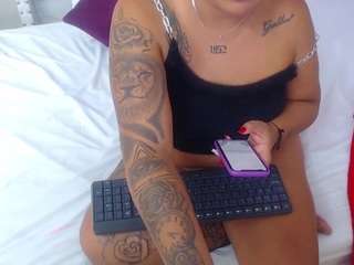 hugeass-destroye... Live Webcam on CamSoda