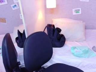 Hugeass-destroyer live webcam show