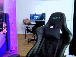 veronica-larsson's CamSoda show and profile