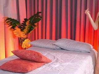 pophousse Live Webcam on CamSoda