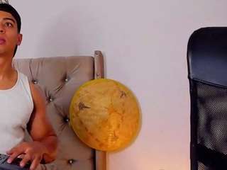 andrew-wolf from CamSoda is Freechat