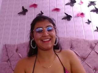 roxanne-petit Live Webcam on CamSoda
