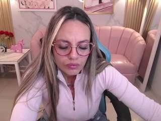  jade-jones-a chat room