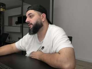 Check out gorgeous model Dravenpeak and his unclothed figure dravenpeak from CamSoda