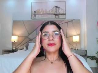 issi-loren's CamSoda show and profile