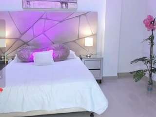 issi-loren Live Webcam on CamSoda