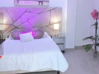 issi-loren Live Webcam on CamSoda