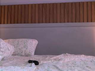 Adeline live webcam show