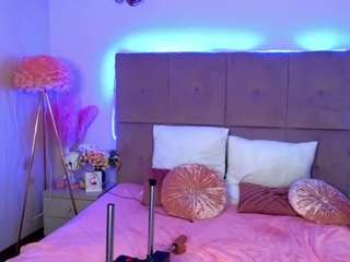 nicolebond's CamSoda show and profile