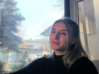 ella-vee's CamSoda show and profile