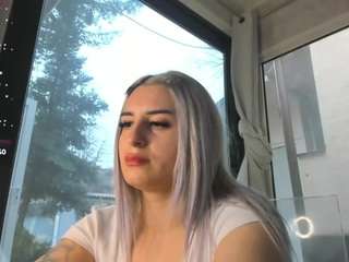 ella-vee's CamSoda show and profile