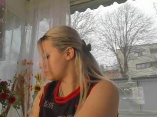 le modèle ella-vee est en webcam porno dans un show sur le site camsoda, il possède les tags suivants: average,blowjob,brown eyes,fingering,flashing,full nudity,teen 18,young adult,hd,small tits