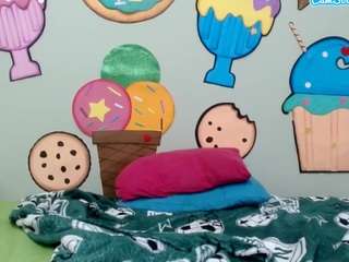 skinnyyuliana18's CamSoda show and profile