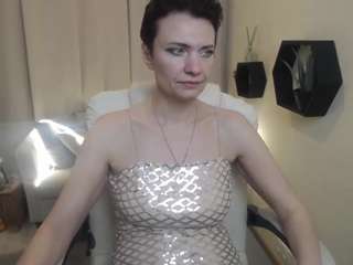 avasaturnian, female webcam model,  years old, on live webcam