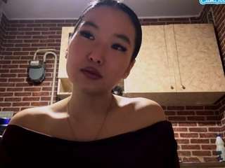 Show my neck and collarbone area [33 tokens remaining]