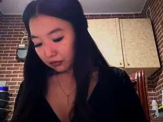 Show my neck and collarbone area [33 tokens remaining]