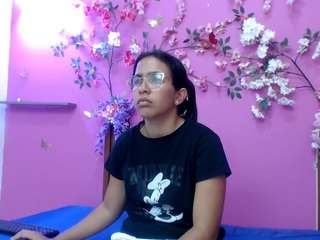 skinnysofia18's CamSoda show and profile