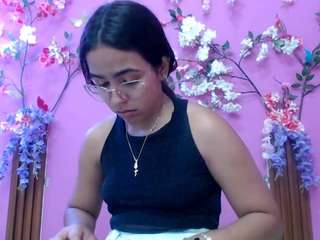 skinnysofia18's CamSoda show and profile