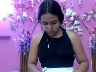 skinnysofia18's CamSoda show and profile