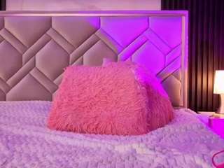 le modèle miaafarrel est en webcam porno dans un show sur le site camsoda, il possède les tags suivants: anal,no drinking,tattoos,striptease,squirter,small tits,sex toys,pussy,orgasm,no smoking,hazel eyes,anal toys,erotic dance,dildo or vibrator,curvy,butt plug,brown eyes,black hair,ass clapping,ass