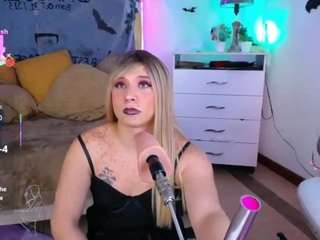 Explore the sensual performer Ashleyparkerr as zie's caressing zir bod ashleyparkerr from CamSoda
